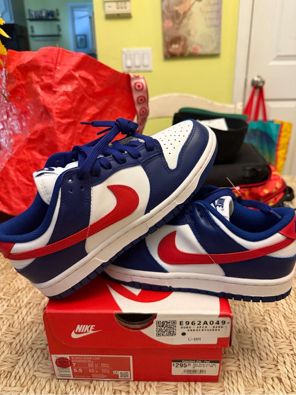 NIKE DUNK LOW USA SZ 7 woman new in box !!! RARE COLOR WAY AND MODEL !!!